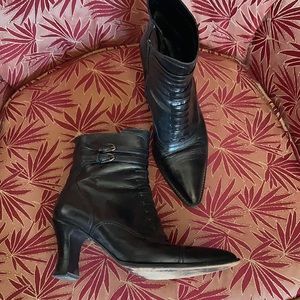 Gothic Witchy Victorian pointy toe ankle boots US 7-7.5 Via Spiga